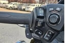 
										2021 Can Am Spyder full									