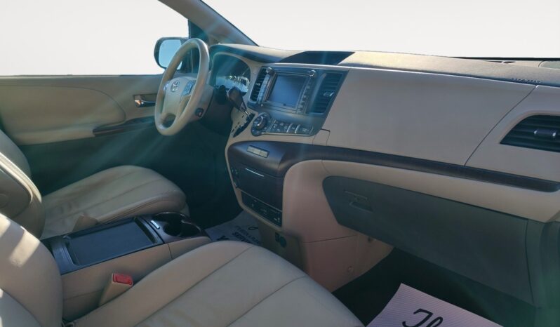 
								2011 Toyota Sienna full									