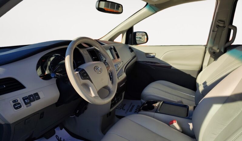 
								2011 Toyota Sienna full									