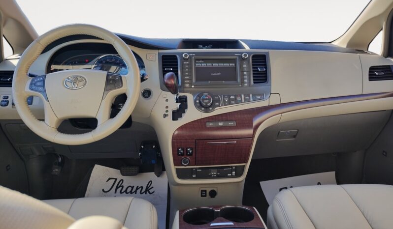 
								2011 Toyota Sienna full									