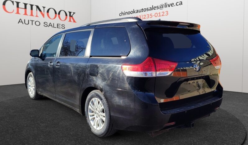 
								2011 Toyota Sienna full									