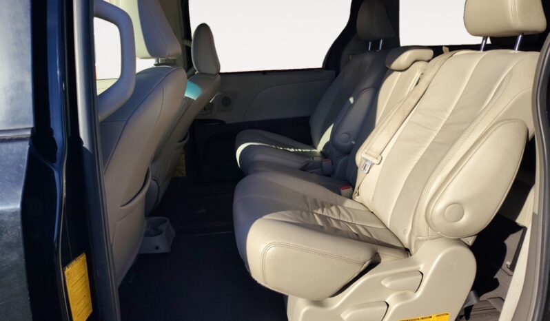 
								2011 Toyota Sienna full									