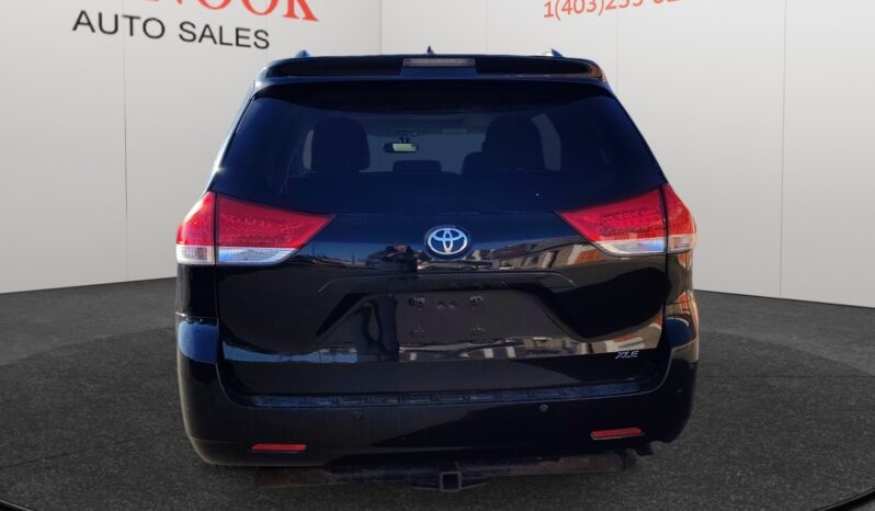 
								2011 Toyota Sienna full									
