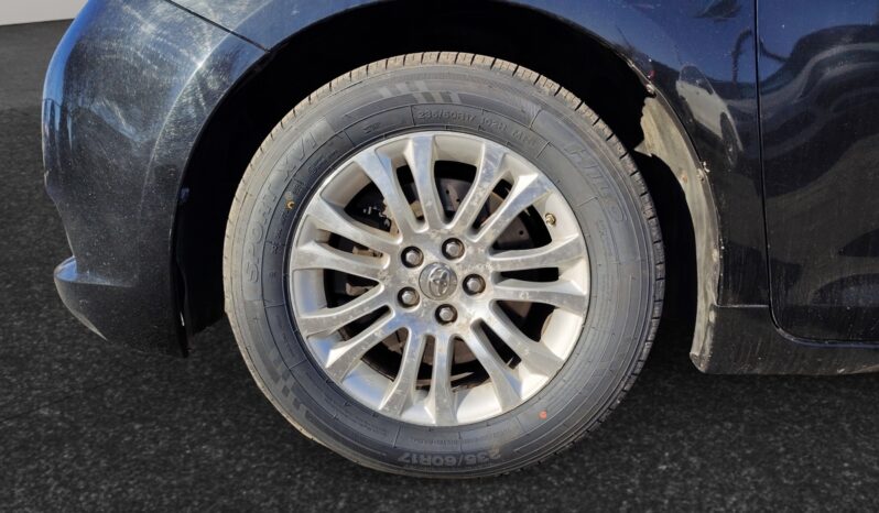 
								2011 Toyota Sienna full									