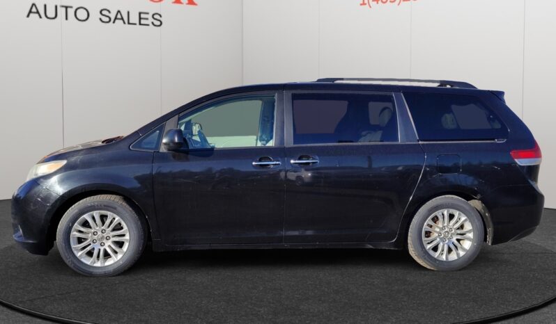 
								2011 Toyota Sienna full									