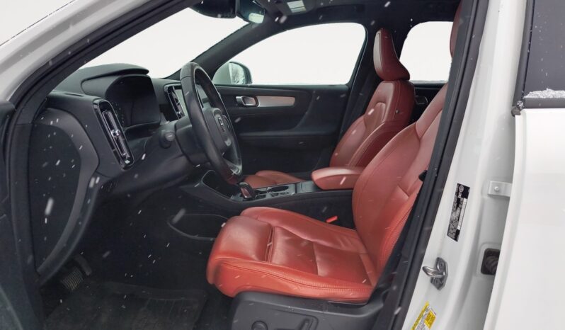 
								2020 Volvo XC40 full									