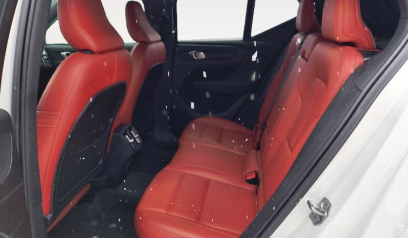 
								2020 Volvo XC40 full									