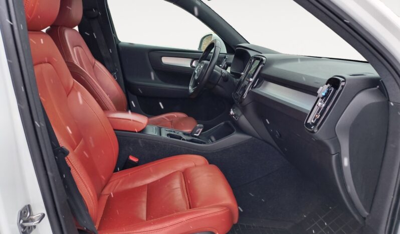 
								2020 Volvo XC40 full									